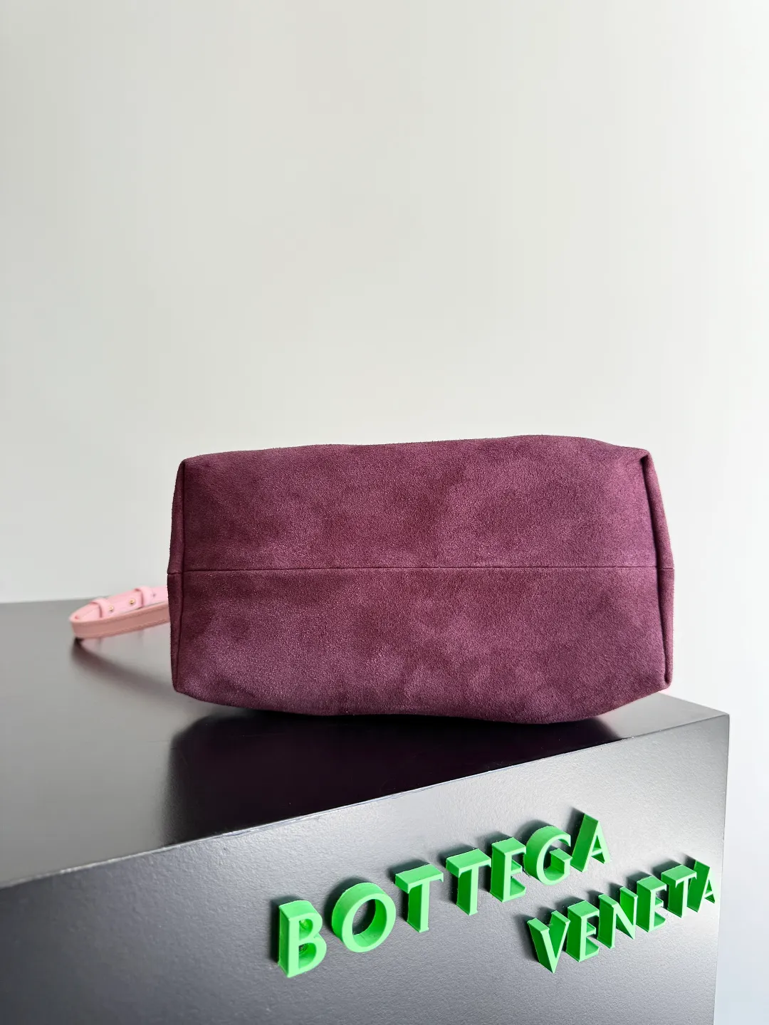 Batch 1660 BOTTEGA VENETA 2025 new product pinacoteca has super soft leather, and the weaving function, practicality and relaxed fashion sense have not fallen behind❤️‍🔥Amway has given sisters a must-have bag when going out. The size of the bag also accurately meets the commuting needs of urban beauties. It can accommodate mobile phones, keys, lipstick, powder, sunscreen, shopping bags...all of it! ! ! 🔥The capacity should not be underestimated~ It does not choose people, clothes, or occasions. With its majestic curved outline, exquisite woven texture, delicate edges and rounded handles, this woven vegetable basket bag truly achieves the goal of "dressing up and being fashionable without getting in the way"~ Are you interested in Jimei? Style number: 819004 Size: 24*15*12cm